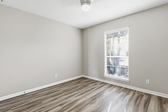 Building Photo - 10 Chamois Ct