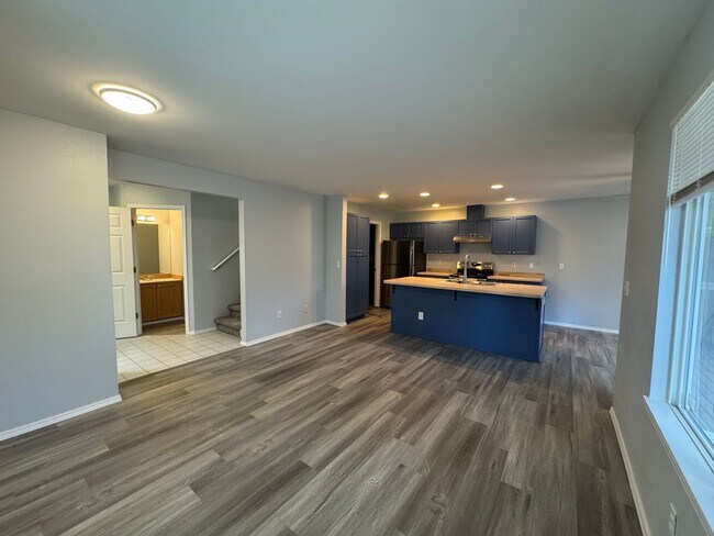Building Photo - Modern Updated Townhome