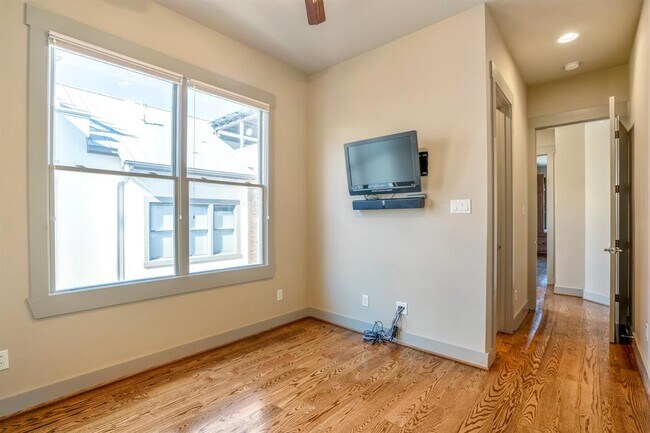 small br - 1316 Hadley St