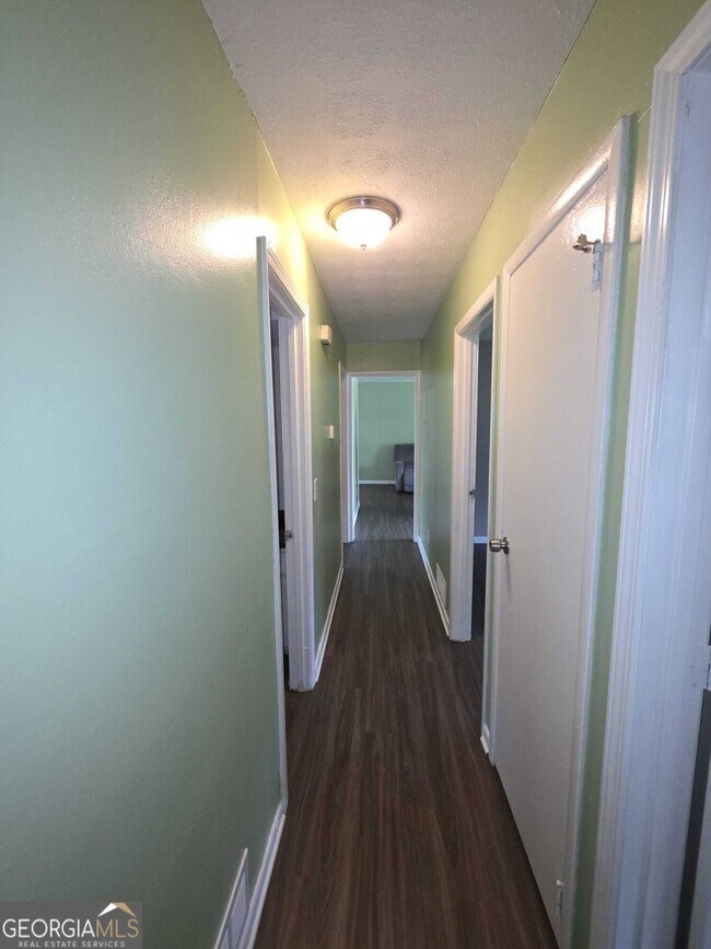 Building Photo - 707 Battle Creek Rd