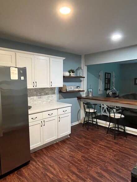 Kitchen / bar - 3751 Pendleton Ave