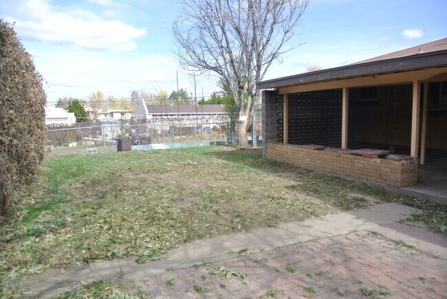 Building Photo - 2 bedroom/1 bathroom