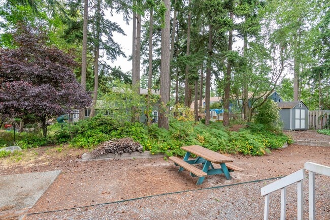 Building Photo - Cozy 4 Bed 3 Bath Home Center of Oak Harbor