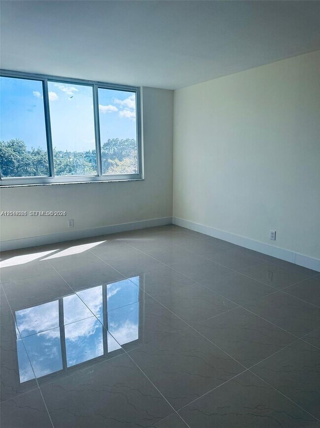 Building Photo - 4200 Hillcrest Dr
