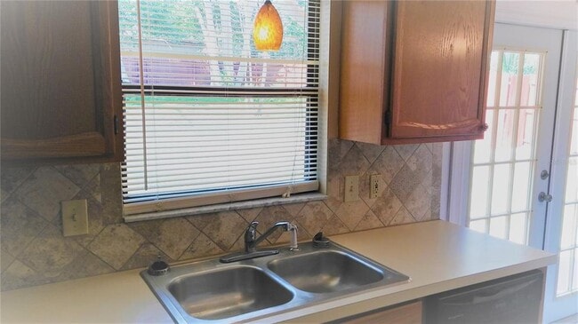 Building Photo - 222 Clara Vista St