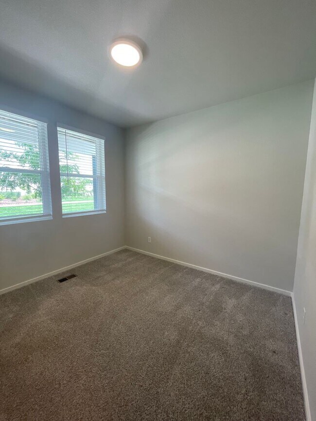 Building Photo - Luxury Condo - Water, Sewer, Basic Internet Included!