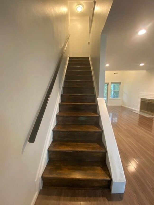 Building Photo - Two Bedroom Three Bathroom Condo in Hollan...