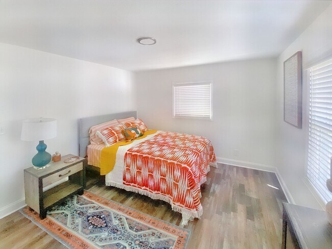 Building Photo - "Experience Urban Living at its Finest at The Flats at 2200!/"¡Experimenta la Vida Urbana en su M...