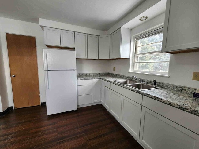 Building Photo - 1 bedroom - Heat & Water included