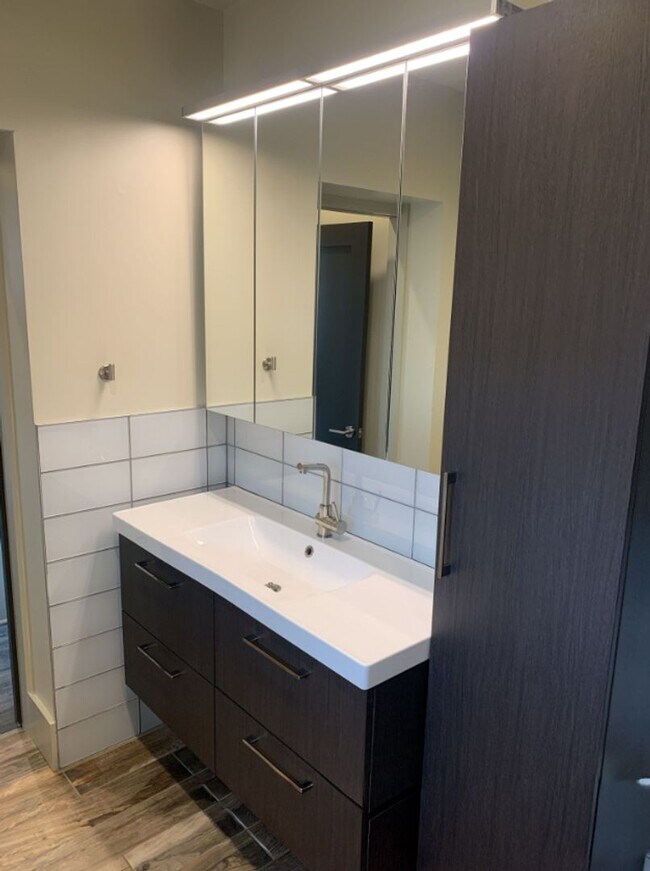 Building Photo - Newly renovated Victorian Townhome located on a quiet street in Curtis Park/RiNo