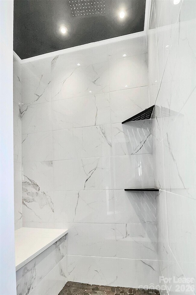 Building Photo - 526 Julia Ave