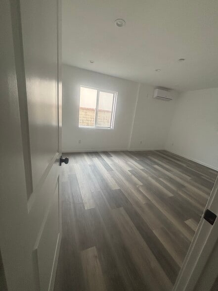 Building Photo - 3006 S Palm Grove Ave