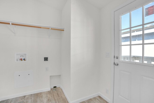 Building Photo - Newly 3 Bedroom / 2 Bathroom Home in Excel...
