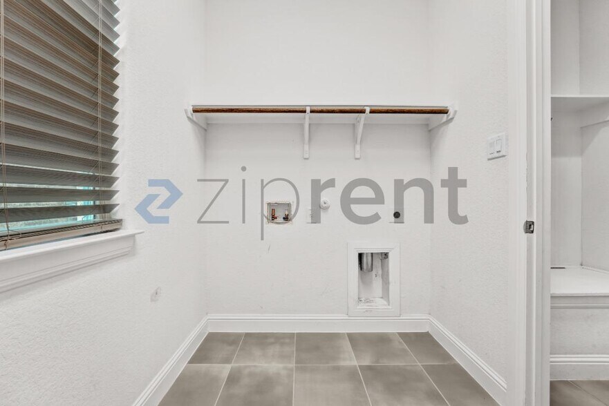Building Photo - Unit