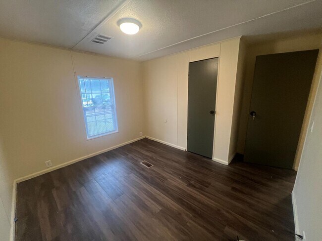 Building Photo - 502 9th St SW