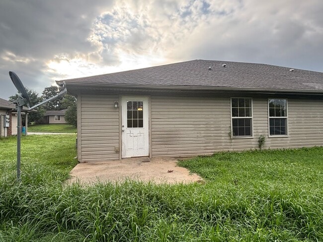 Building Photo - Recently remodeled 3 bedroom 2 full bathro...