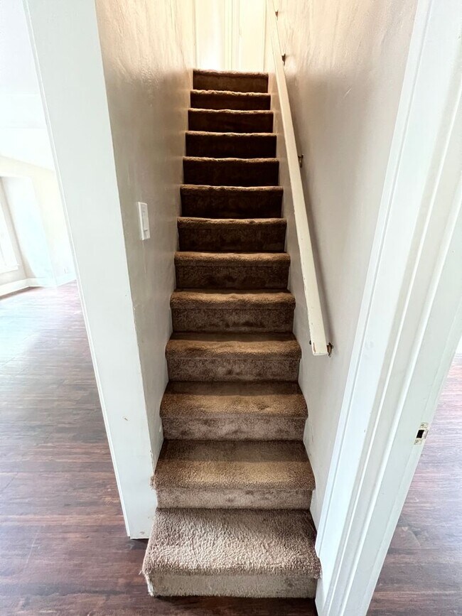 Building Photo - 4 Bed, 1 Bath, Large fenced yard, Shop, En...