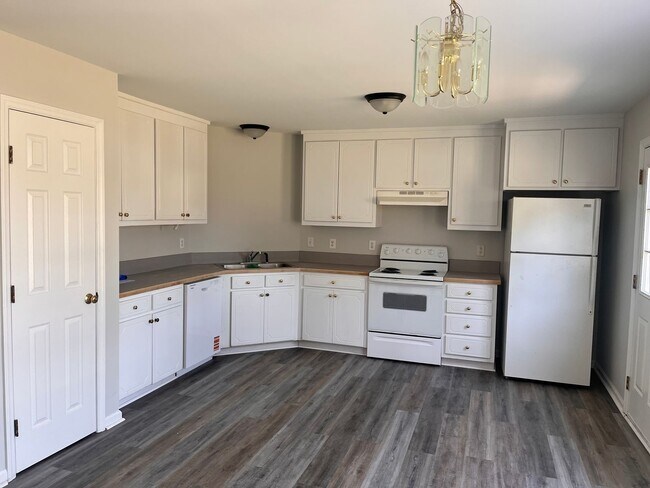 Building Photo - 3 bedroom 2 bath single family home. Fresh paint, new floors