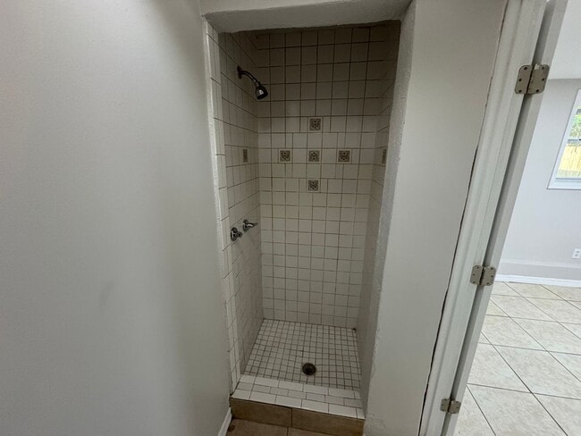 Building Photo - Spacious 3-Bedroom, 2-Bath Triplex – Clean...
