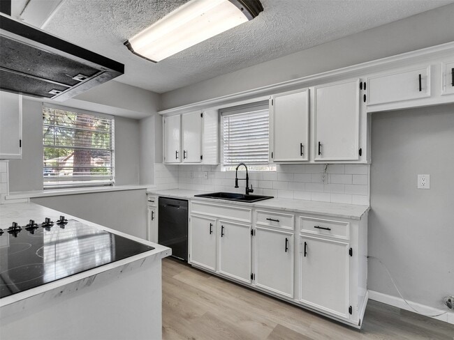 Building Photo - 3202 Lakehaven Dr