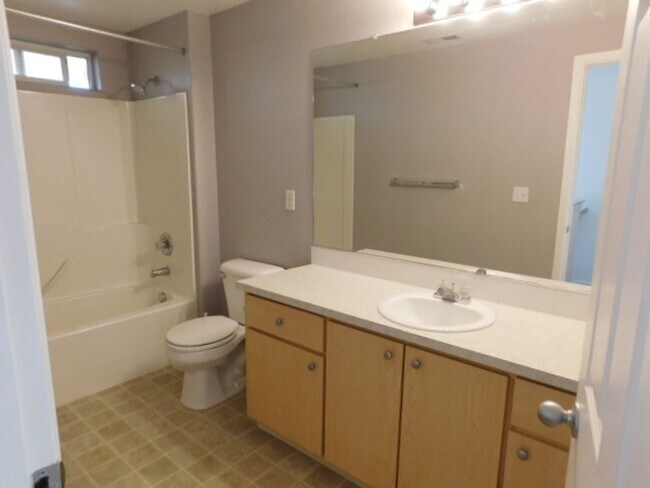 Building Photo - 3Bd/2.5Ba Two-story house- Available to View!