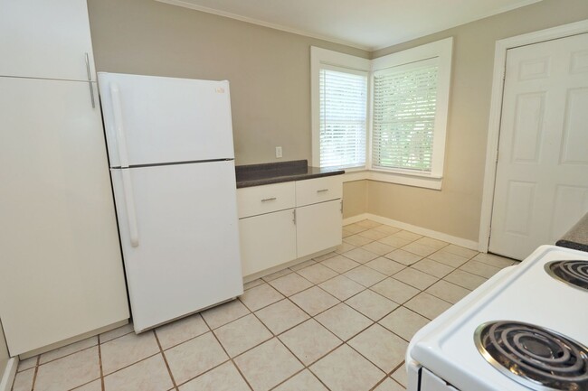 Building Photo - Two Bedroom One Bath Duplex - Walking Dist...