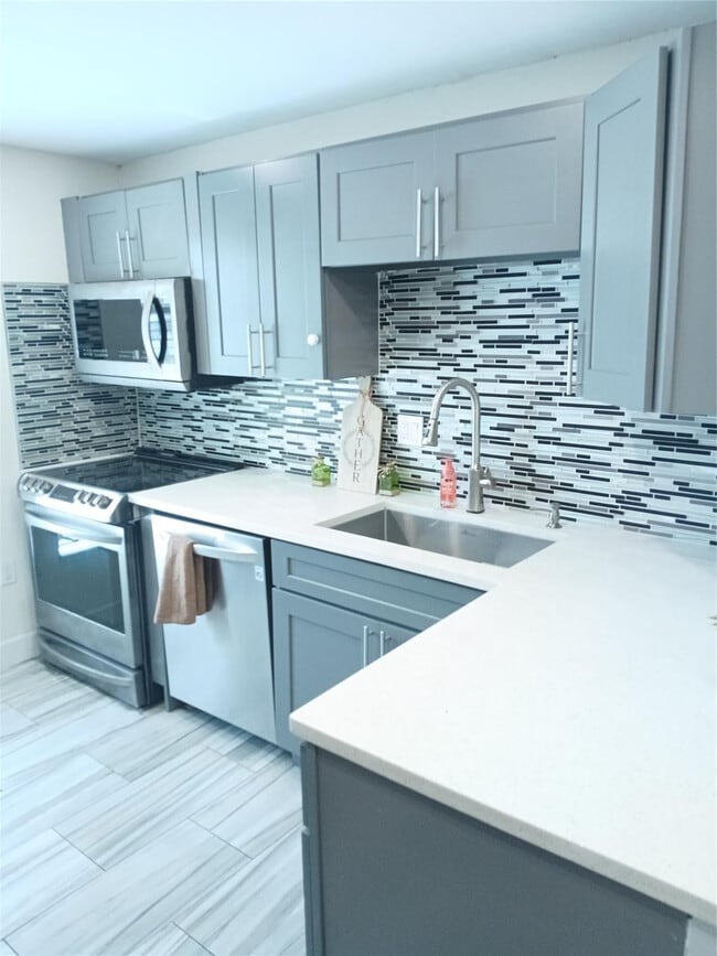 Building Photo - 4170 Inverrary Dr