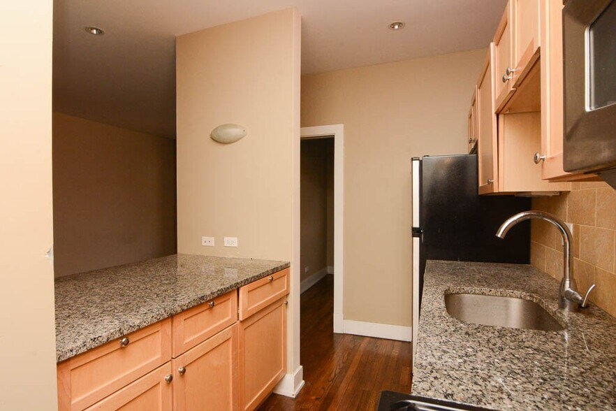 Building Photo - 726 W Addison St