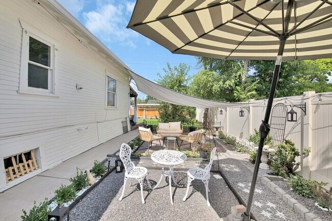 Building Photo - Elegant 1BR Basement Suite in Downtown His...