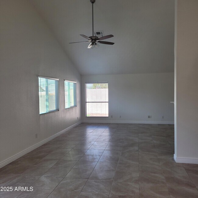 Building Photo - 1622 N Comanche Dr