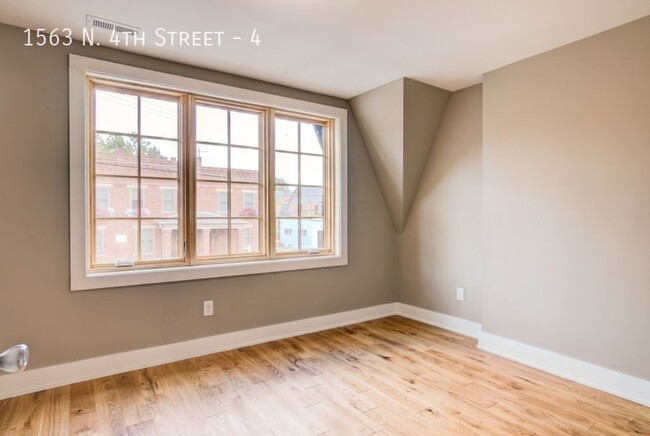 Building Photo - Stunning and Spacious 3 Bedroom Loft! Avai...