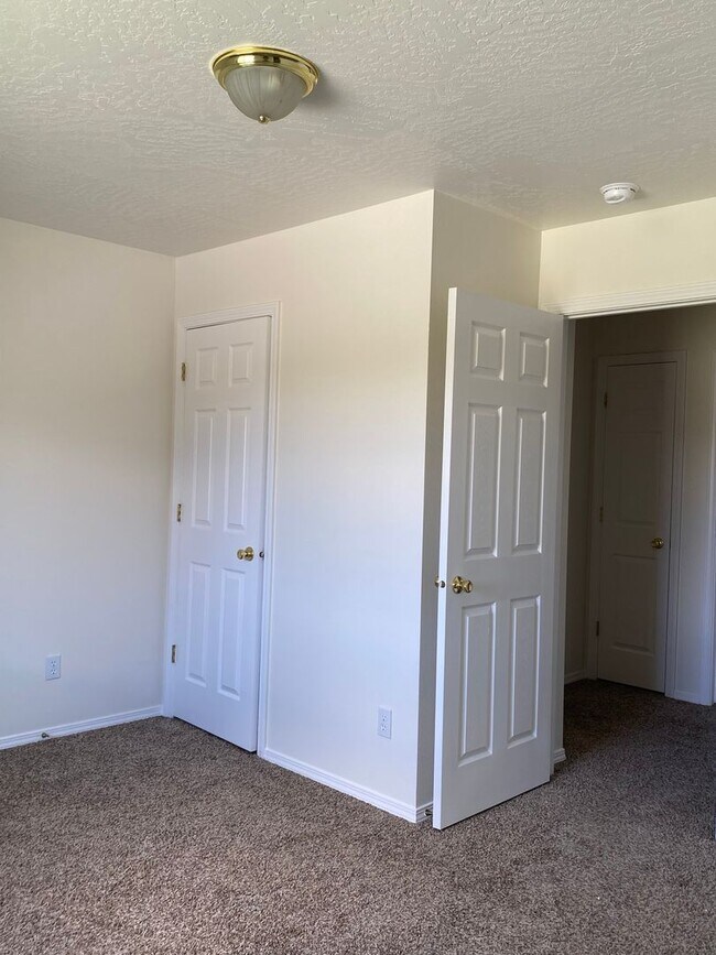 Building Photo - Hidden Gardens Townhome