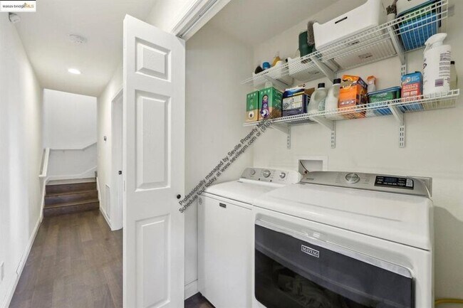 Building Photo - 3360 Arizona St