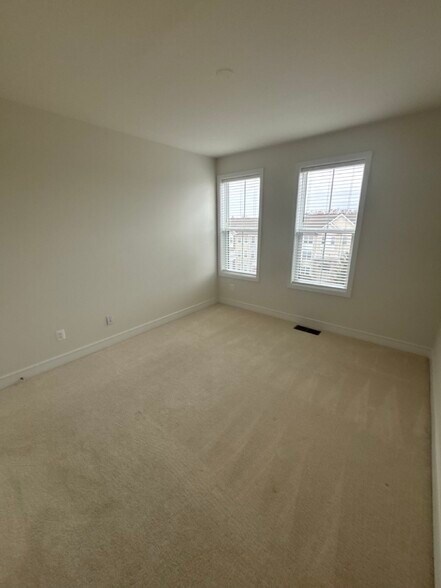 Building Photo - 43396 Farringdon Sq