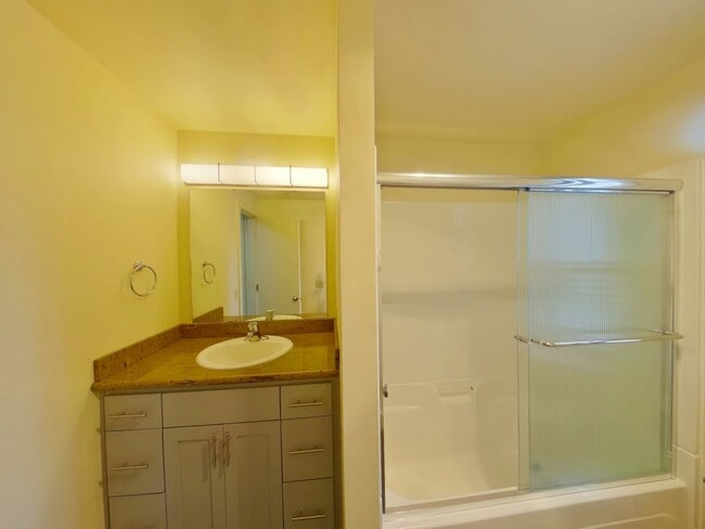 Building Photo - 2 Bedroom Condo In Fantastic Location!