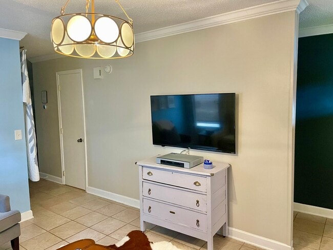 Building Photo - 2 Bedroom, 2.5 Bath, Fully Furnished Walking Distance to Campus