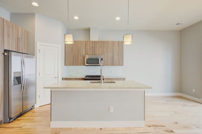 Building Photo - Evolve Real Estate: Gorgeous Townhome Near...
