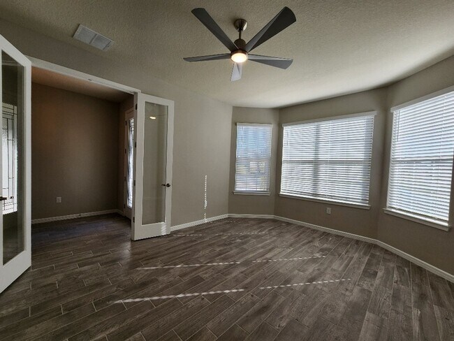 Building Photo - Gorgeous 3-Bedroom, 2-Bathroom Home in Cle...