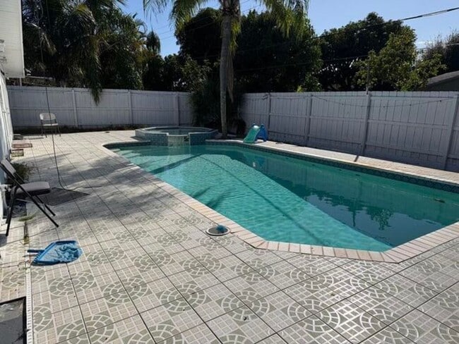 Building Photo - 1014 W Drew St