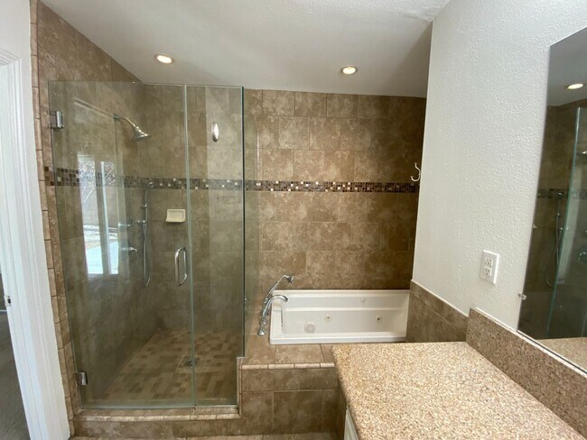 Building Photo - West Lancaster Pool Home