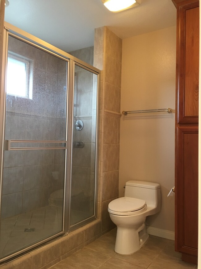 Building Photo - Single Story 3 Bedroom 2.5 Bath Home,