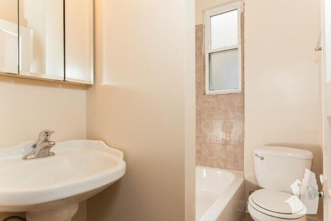 Building Photo - 2 bedroom in Chicago IL 60657