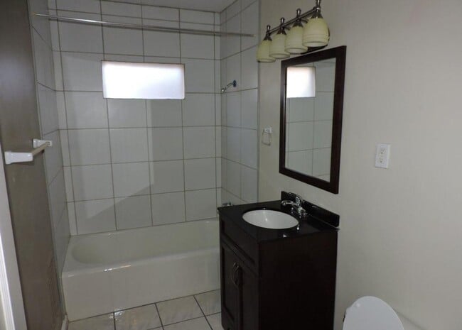 Building Photo - Spacious 3bed 2bath with Large Backyard!