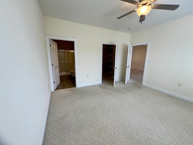 Building Photo - 2 Bedroom Townhouse in Campbell County