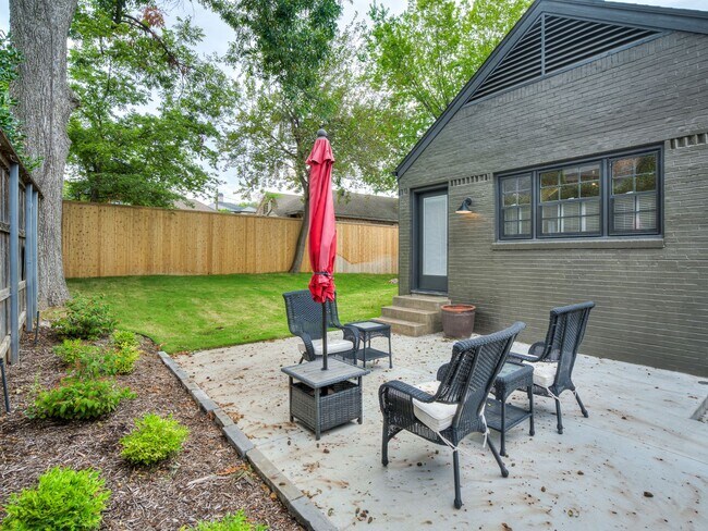 Building Photo - Luxury Living in the Heart of Tulsa