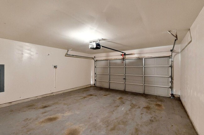 Building Photo - Spacious Family Home with Room to Grow