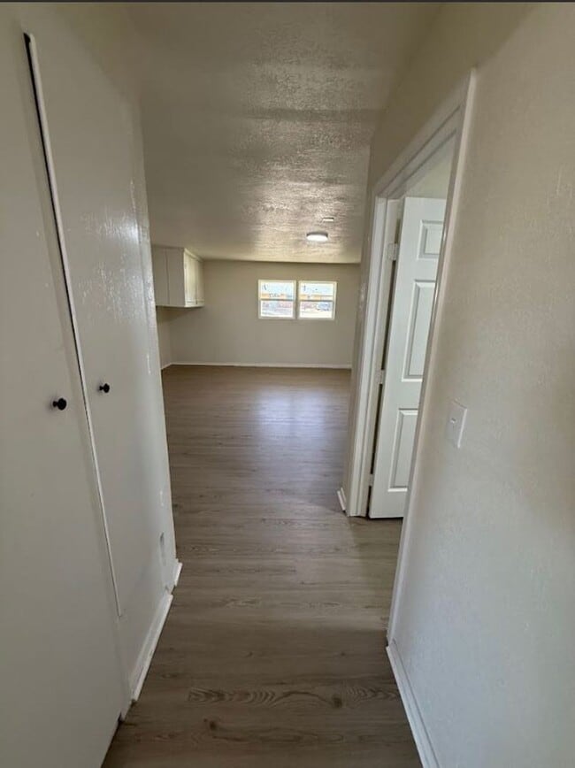 Building Photo - 5 Bedroom 2 Bath Available!!