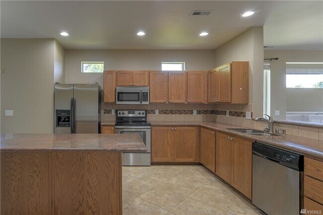 Building Photo - Large Lacey Four Bedroom, Corner Lot, Newl...