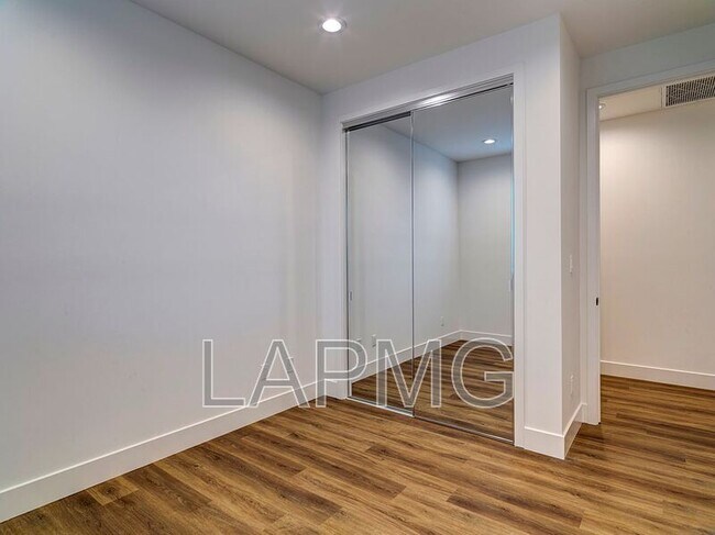 Building Photo - 5600 W 78th