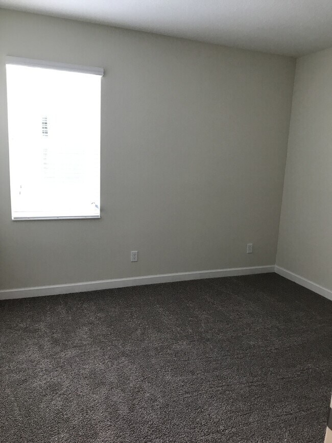 Building Photo - Just Listed! Newer 4/3 Home at The Oaks in...